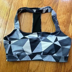 Gap Fit Geometric T back Sports Bra Sz Small